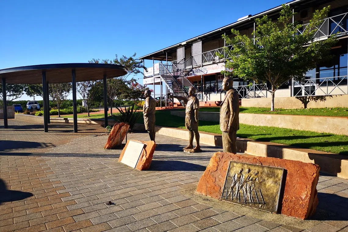 街边的珍珠业先辈雕像。（黄匡宁摄）