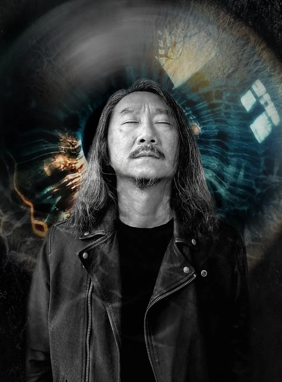 《一切世界海》以关于六根的荒诞故事，探寻个人与集体身份认同，图为台湾剧场演员李明哲。（实践剧场提供）