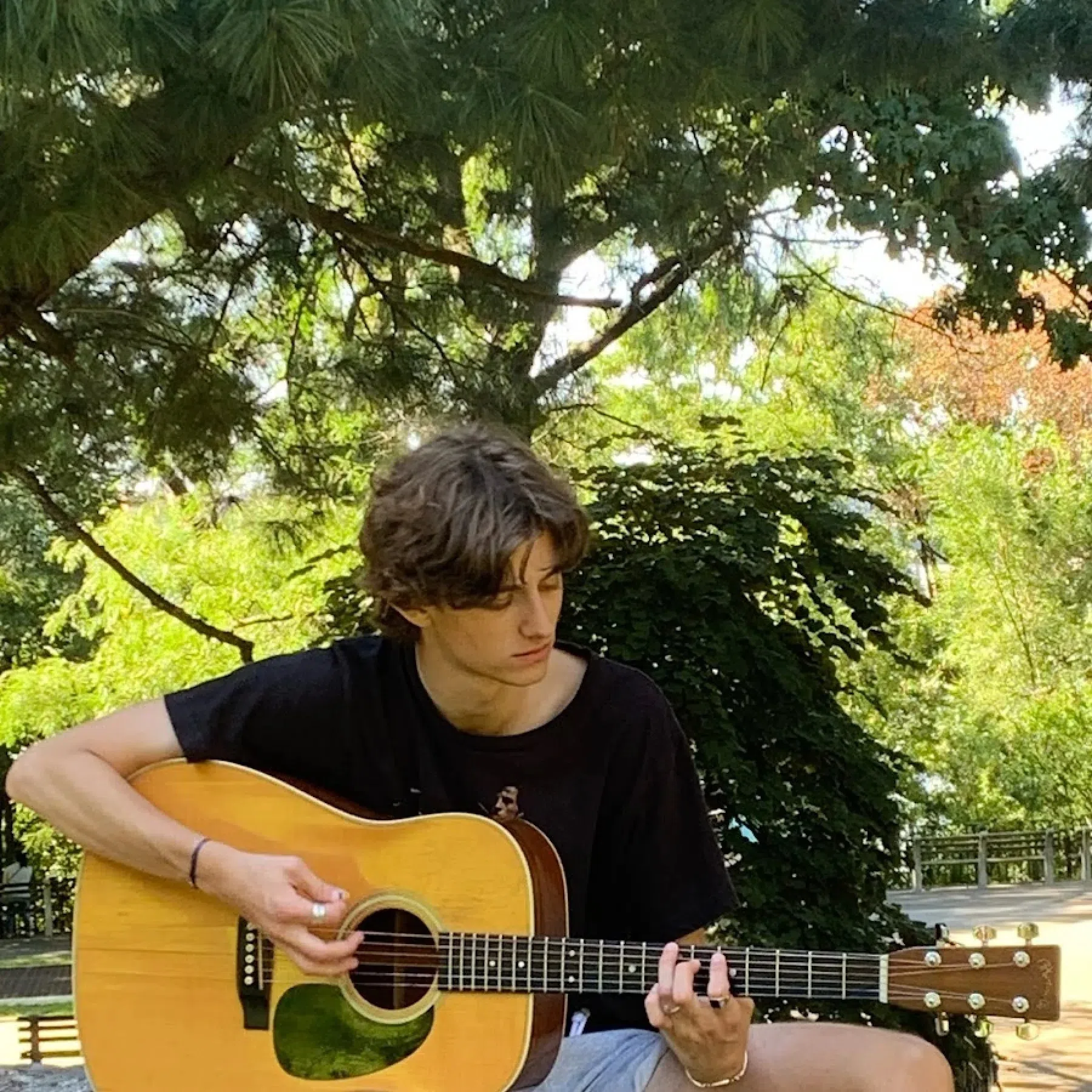 托比会玩各种乐器，也会作曲演唱，是一名音乐才子。（互联网）