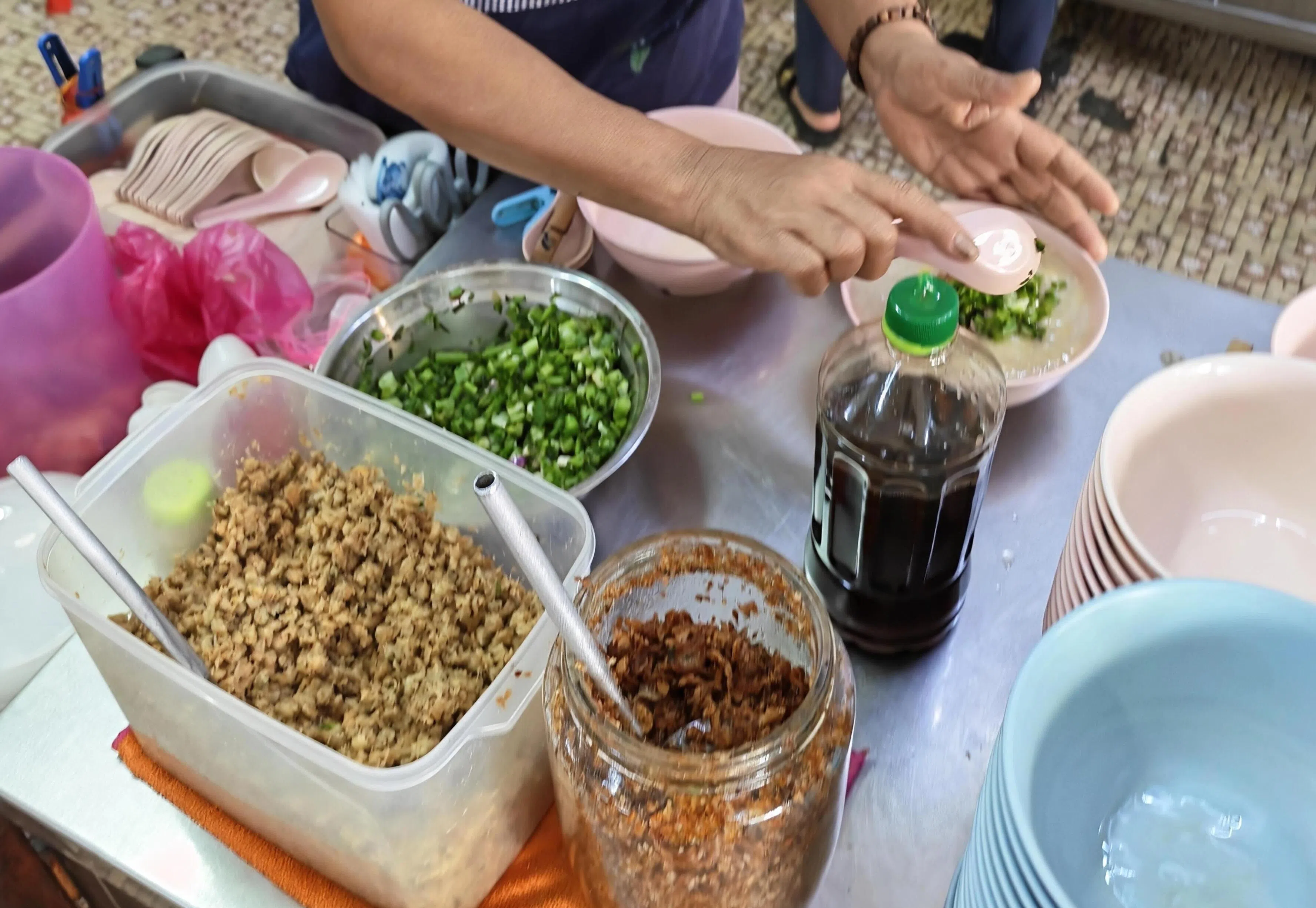 自制炸葱油、冬菜和青葱，为一碗粥的香气和味道打底。（陈爱薇摄）