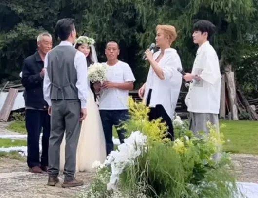 吴克群（右二）希望婚礼能成为新娘的止痛剂。（取自微博）
