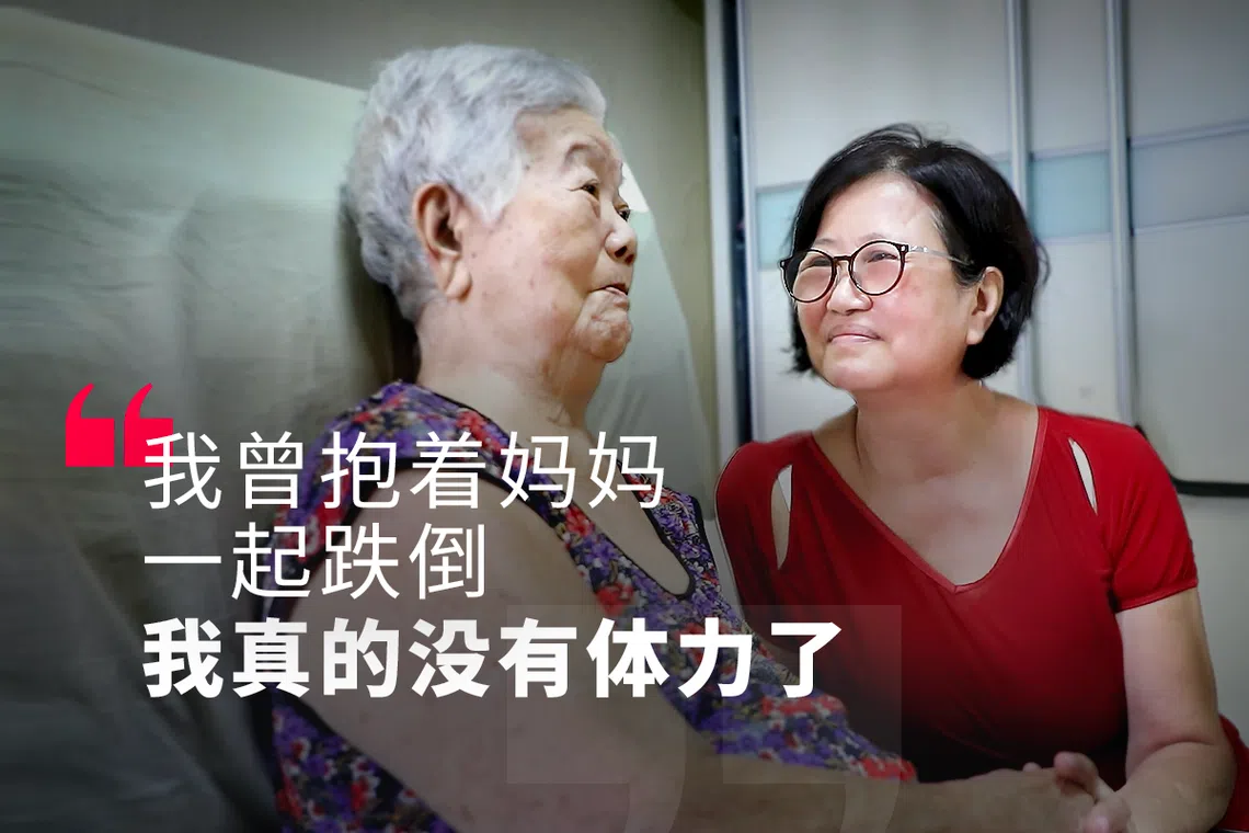 为照顾患上失智症的母亲，65岁的赖丝莲仍全职工作赚钱聘请女佣，同时照顾母亲和工作，常常让她感到体力吃不消。（图 / 王宇晨）