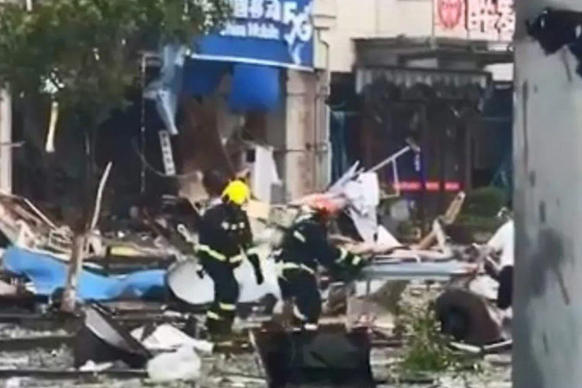 网传视频中，可以看到救援人员用担架运送伤员。（互联网）