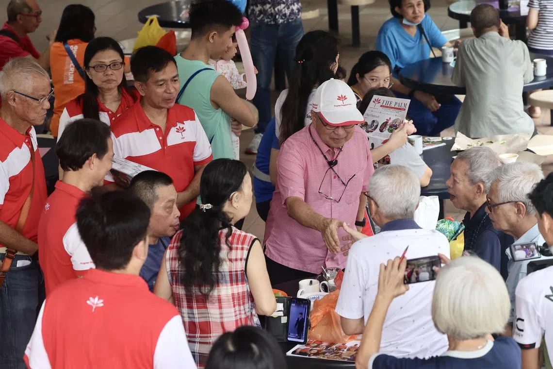 新加坡前进党主席陈清木医生（戴白帽者）与秘书长潘群勤（左二，长头发）、非选区议员梁文辉，以及去年刚加入前进党的新面孔苏玛乐吉（左三），在达曼裕廊巴刹及熟食中心派发党报。（陈斌勤摄）