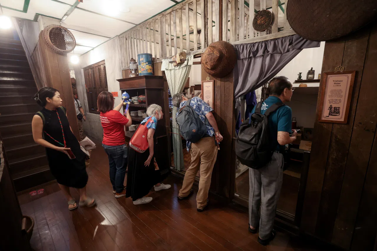 牛车水原貌馆通过展现古早怀旧物件，重现早期牛车水老店屋的生活面貌，为访客提供沉浸式的参观体验。（吴先邦摄）