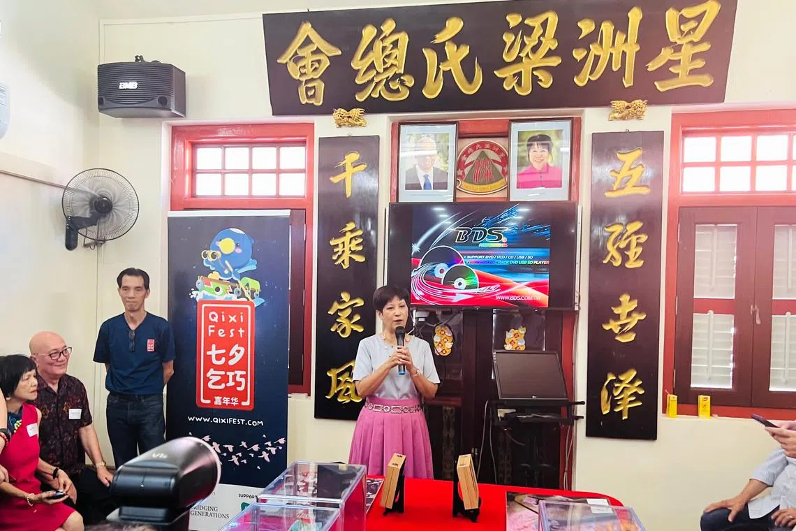 总理公署部长兼财政部及国家发展部第二部长英兰妮（中）在星洲梁氏总会，与七夕乞巧嘉年华合作伙伴欢聚一堂。（七夕乞巧嘉年华主办方提供）