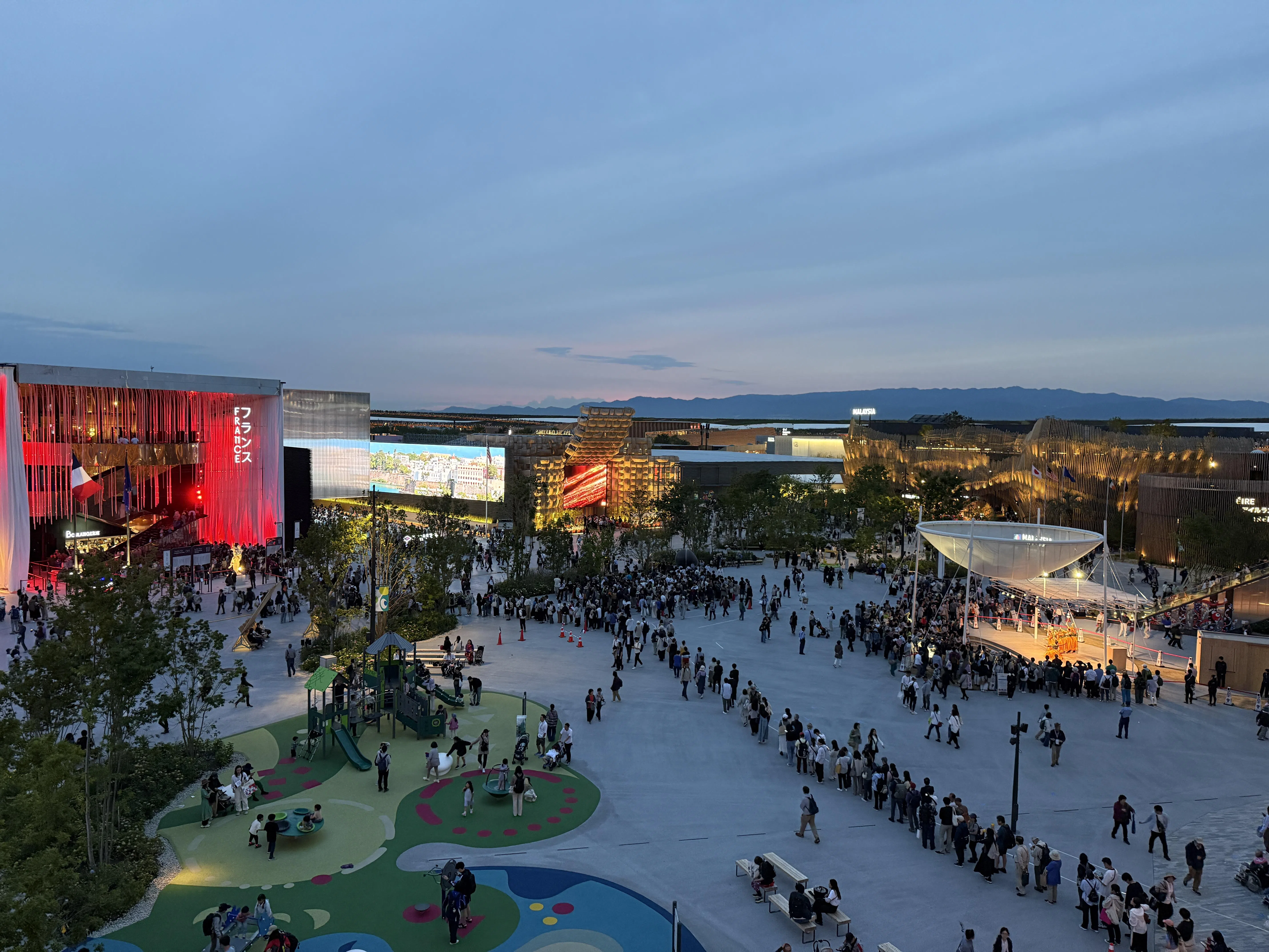 大阪世博会随处可见排队的人龙，大家非常守秩序，也不会大声喧哗，等候的时间比想象中更容易过。（陈映蓁摄）