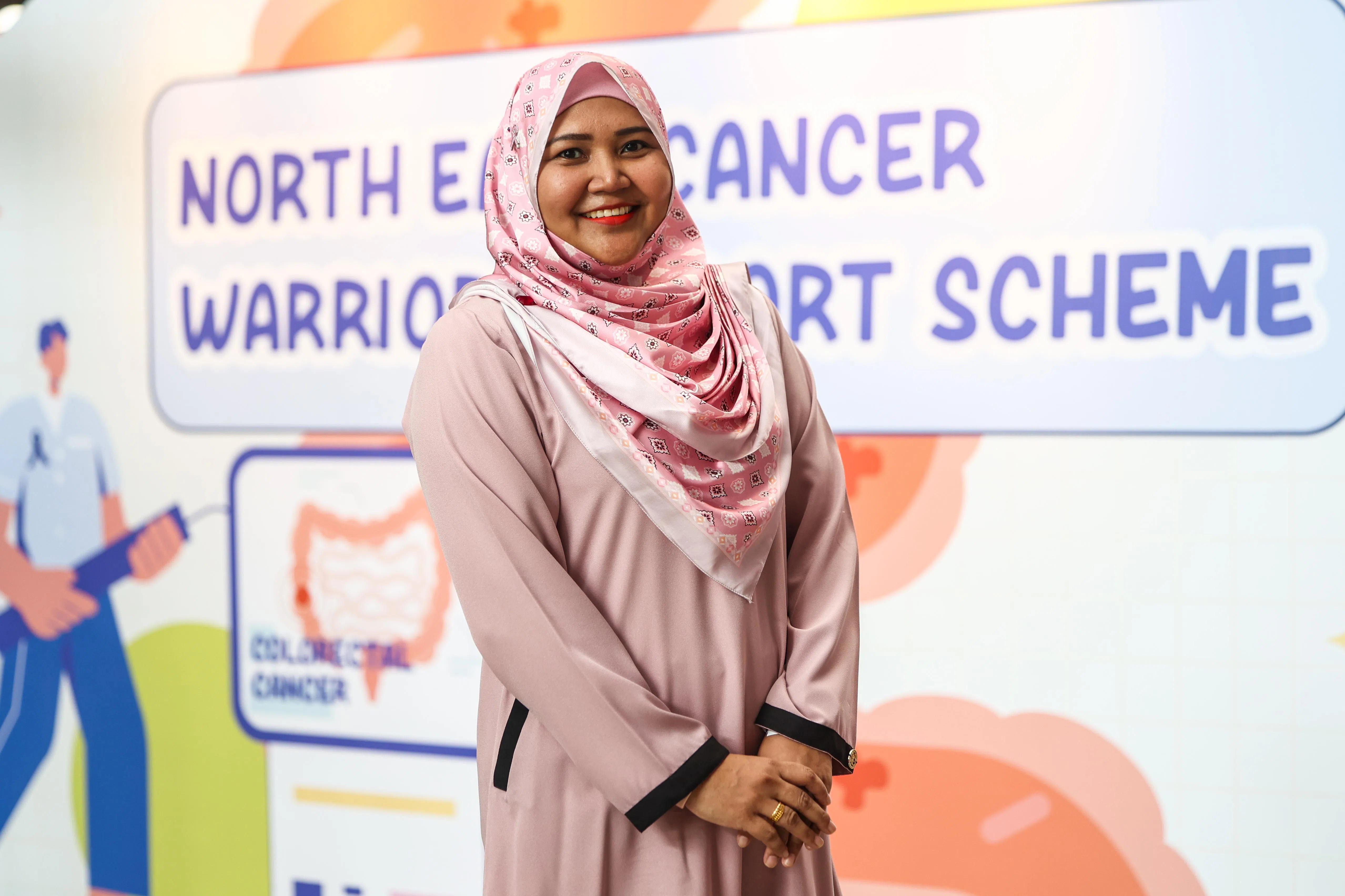 兼职讲师艾莎在2020年冠病疫情期间，一度推迟乳腺癌筛查，后来觉得不能再拖，随即完成检查，结果及早发现自己患上乳癌，并接受手术。如今已康复的她，成了“关爱大使”，鼓励更多居民排除顾虑，及早接受检查。（白艳琳摄）