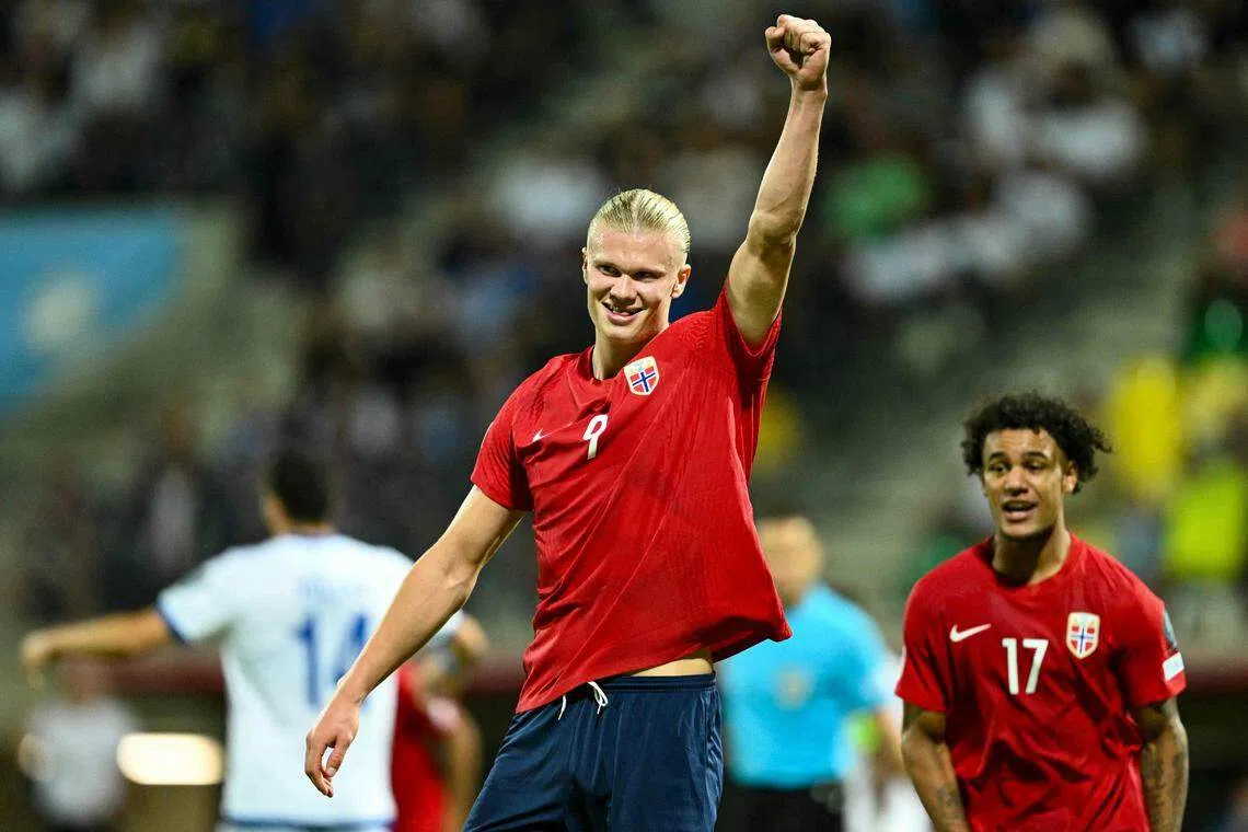 挪威前锋哈兰德在进球后握拳庆祝。（法新社）
