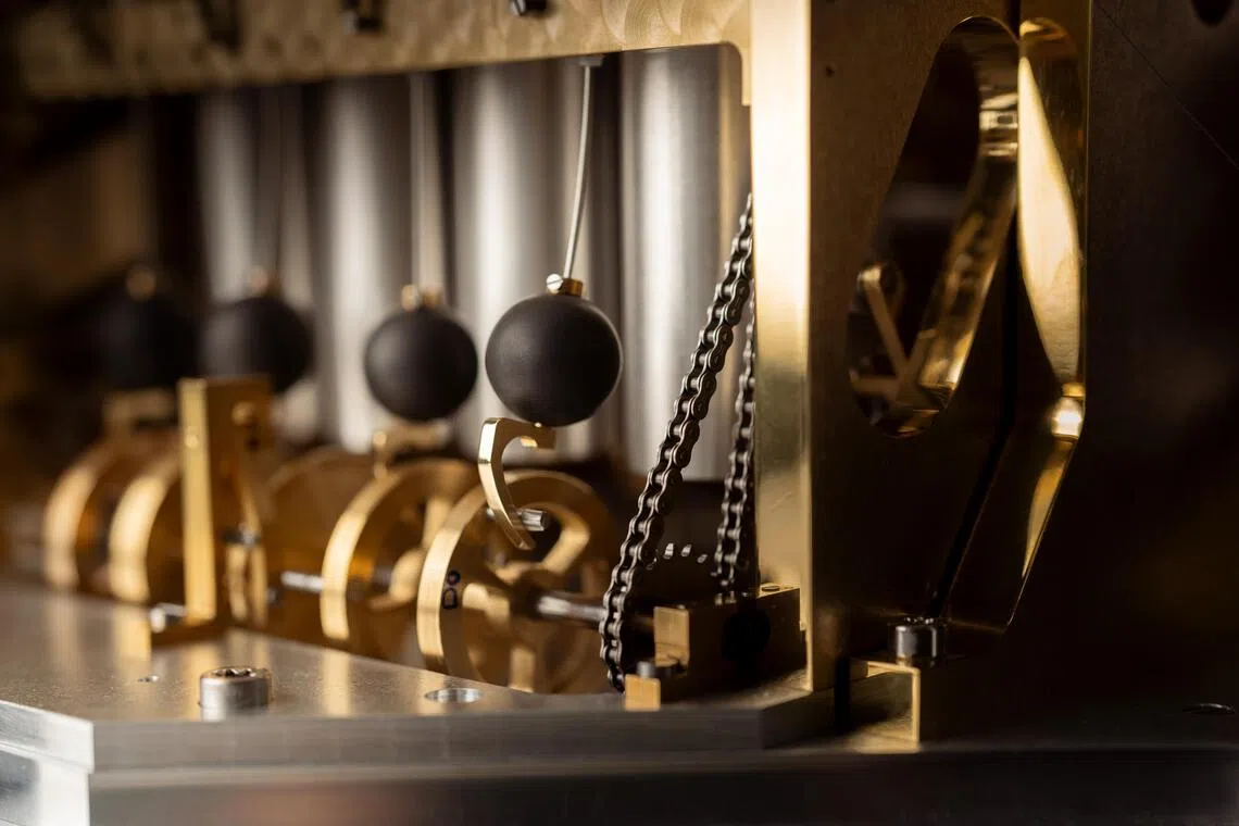 寻迹时光座钟的诞生汇聚了瑞士动偶大师 François Junod、制表厂 L’Épée 1839 及日内瓦天文台科学家的心血。（江诗丹顿提供）