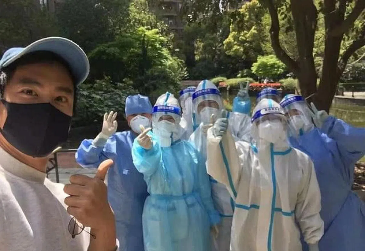 彭于晏（左）亲切地和防疫人员合照。（互联网）