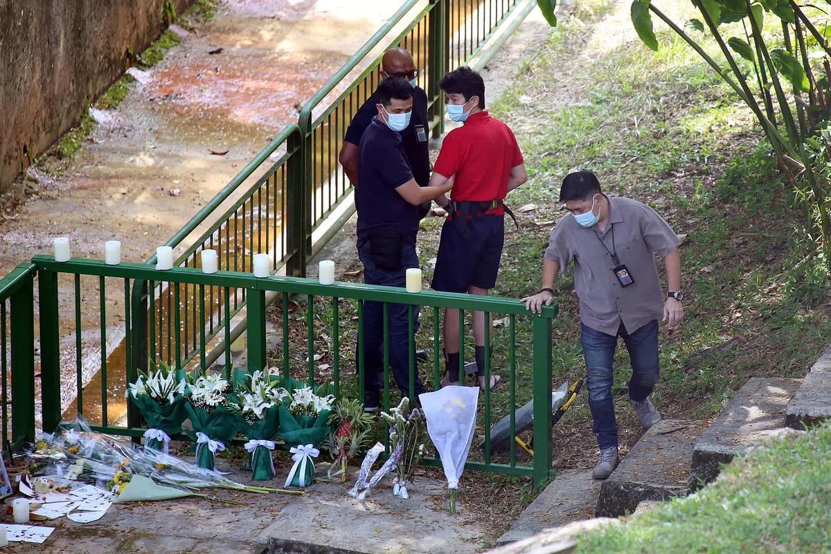 今年1月发生的双胞胎命案令人不胜唏嘘，11岁的兄弟被发现卧尸在武吉知马上段的沟渠里，父亲被控谋杀罪。嫌犯被押回案发现场，重组案发过程，一度停下脚步回望。（王彦燕摄）