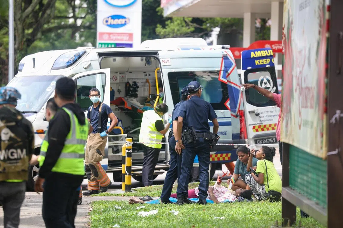 多名乘客在这起车祸中受伤，救护人员到场展开救治。（蔡家增摄）