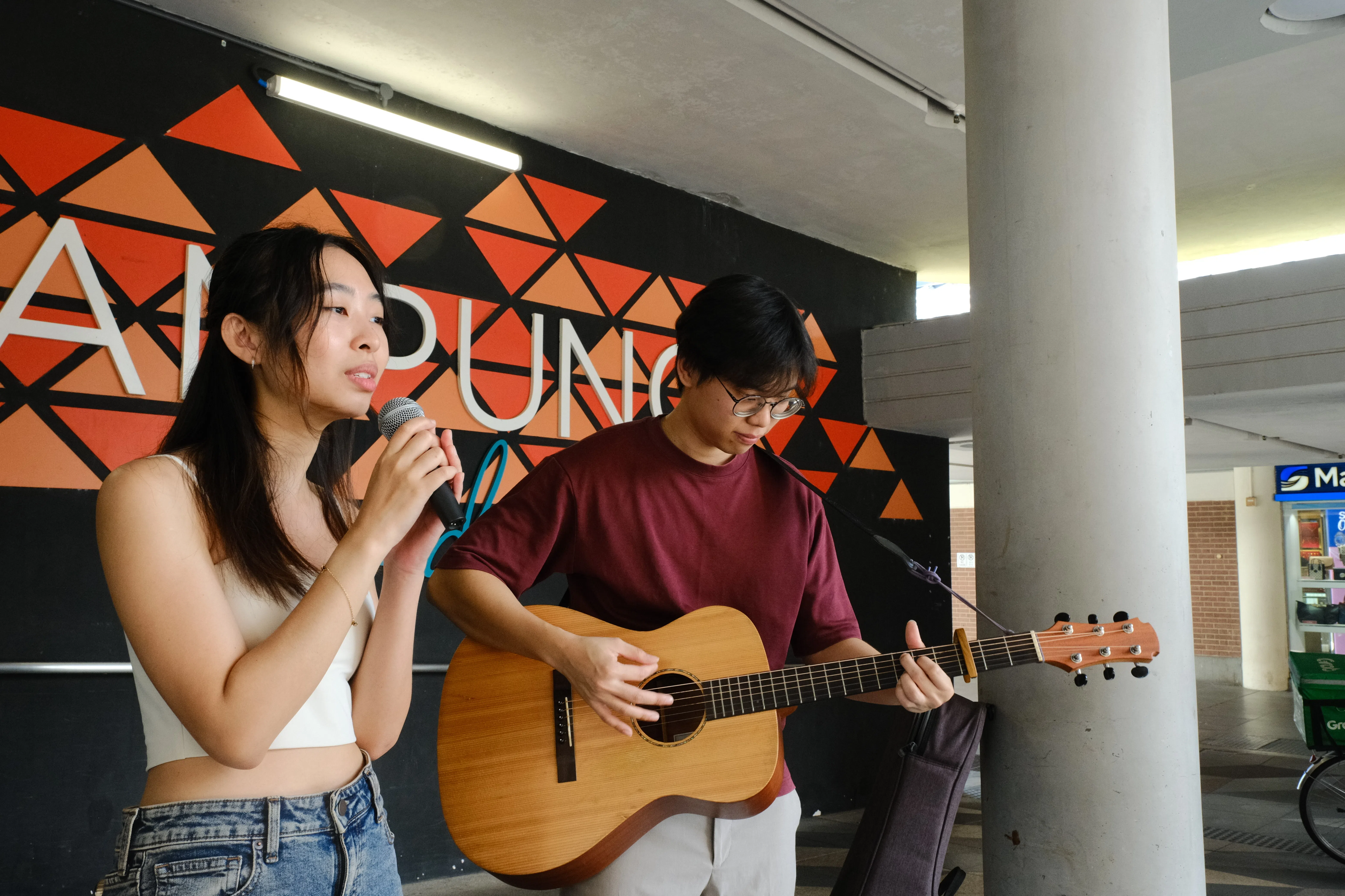 用音乐连接观众，是沈婉晶（左）和黄嘉玮最喜爱的部分。（王博涵摄）