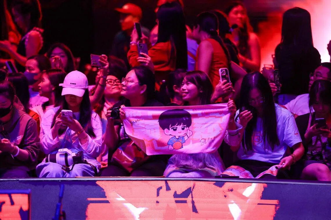 孙颖莎的这场比赛上座率极高，不少球迷是她的粉丝，她一得分就爆发出巨大的欢呼声，失分时则以整齐划一的“孙颖莎，加油！”助威声示以鼓励。（吴先邦摄）