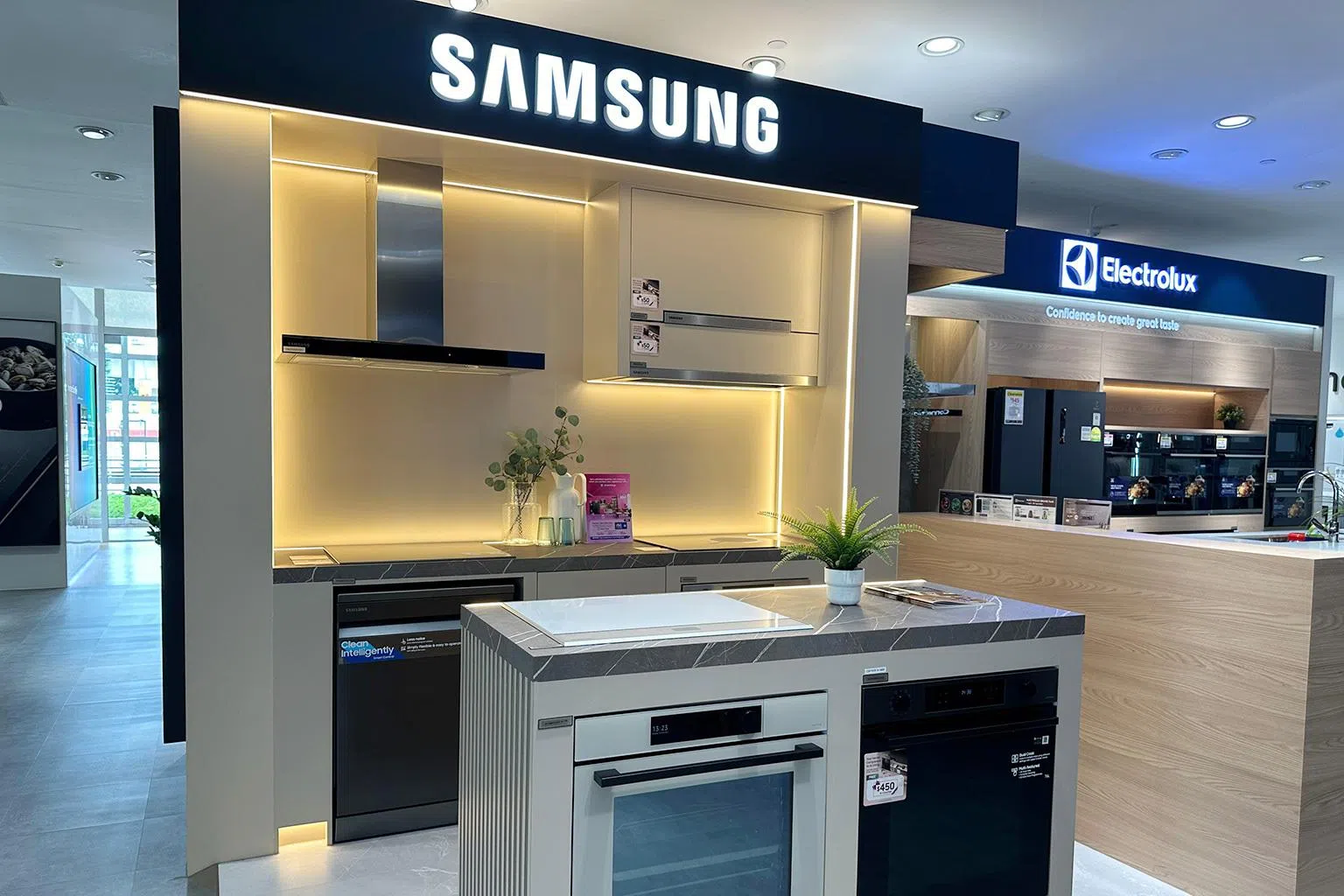 Samsung多款油烟机设计，兼顾吸力表现与整体厨房美感。（Harvey Norman提供）