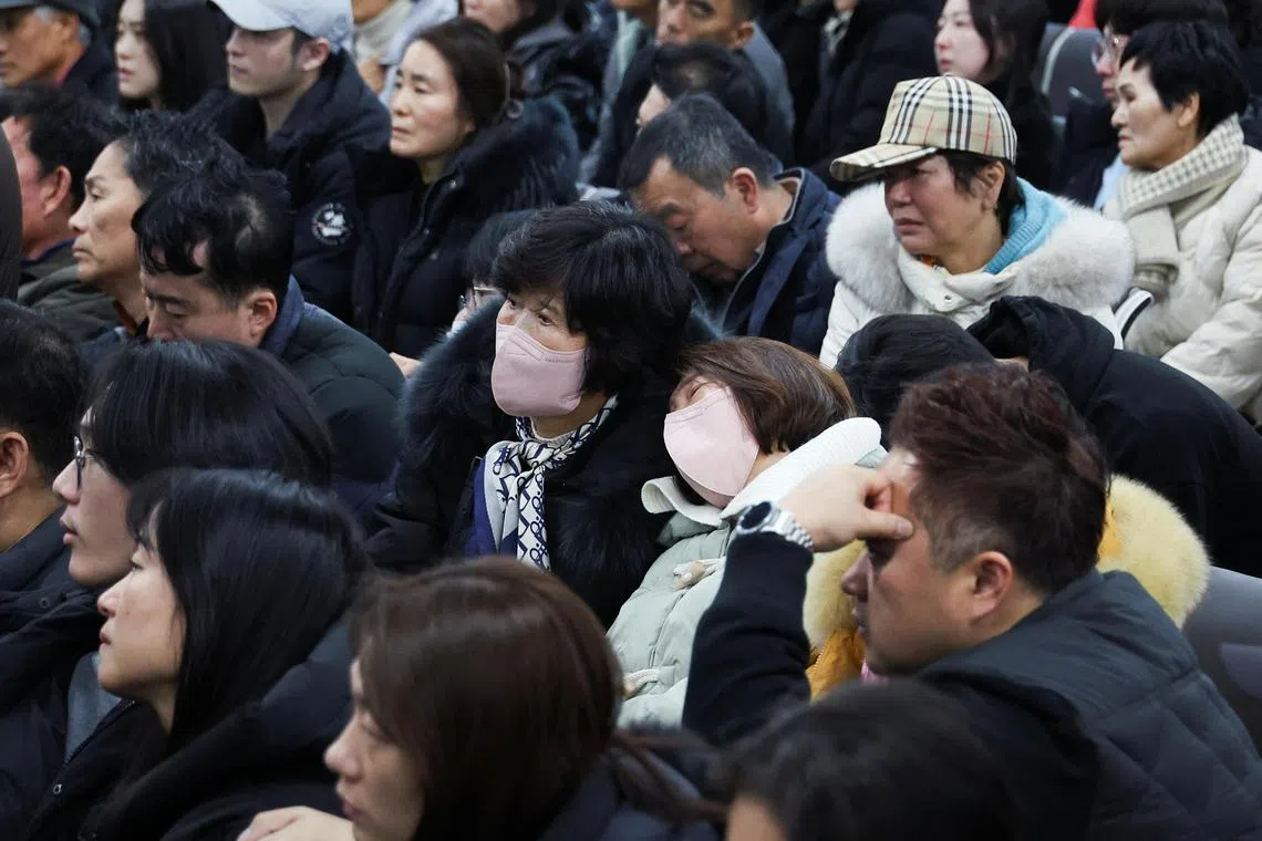 济州航空客机失事的消息传出后，乘客家属焦急地聚集在机场候机室等待消息。（路透社）