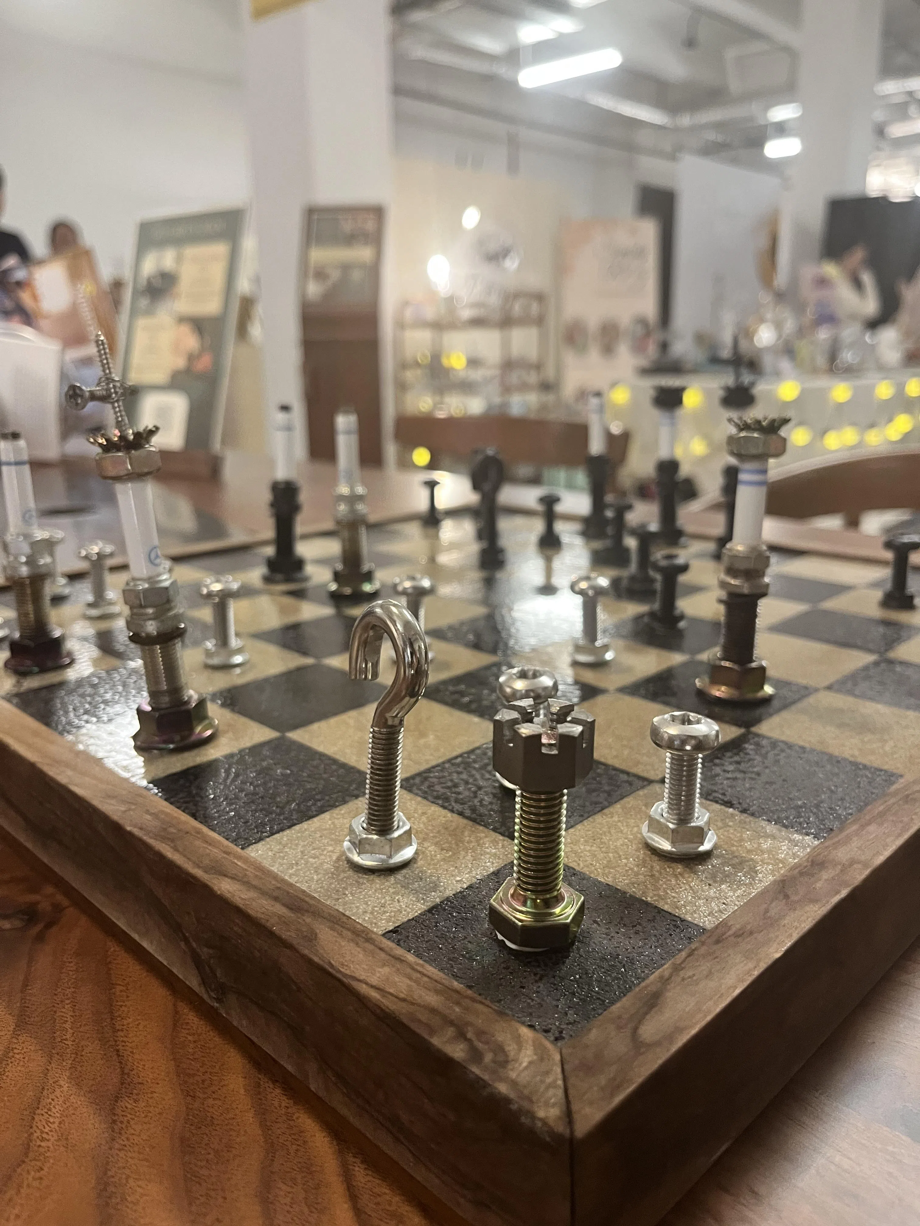Renew主题区的Circling Zero艺术展，展品包括马赛地旧汽车零件制成的棋子。（陈映蓁摄）