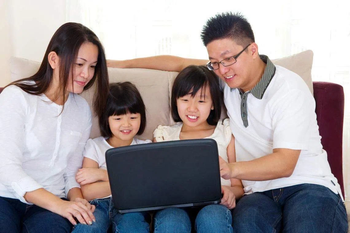 家长必须在孩子幼年时，开始培养亲子关系中的互信。（iStock图片）