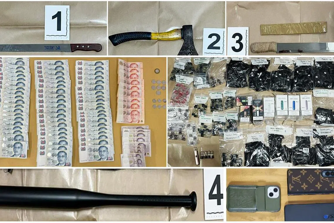 当局事后起获多种武器，其中包括两把大砍刀、一把斧头、一根棒球棒，以及三台手机、超过3000元现金、14个电子烟和超过450个电子烟配件。（警方提供）