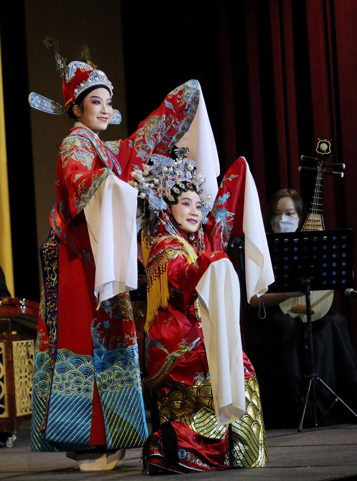 黄琳琳（左）、陈玉芝在“万紫千红——潮韵荟萃”中演唱《京城会》时的扮相。（梁麒麟摄）