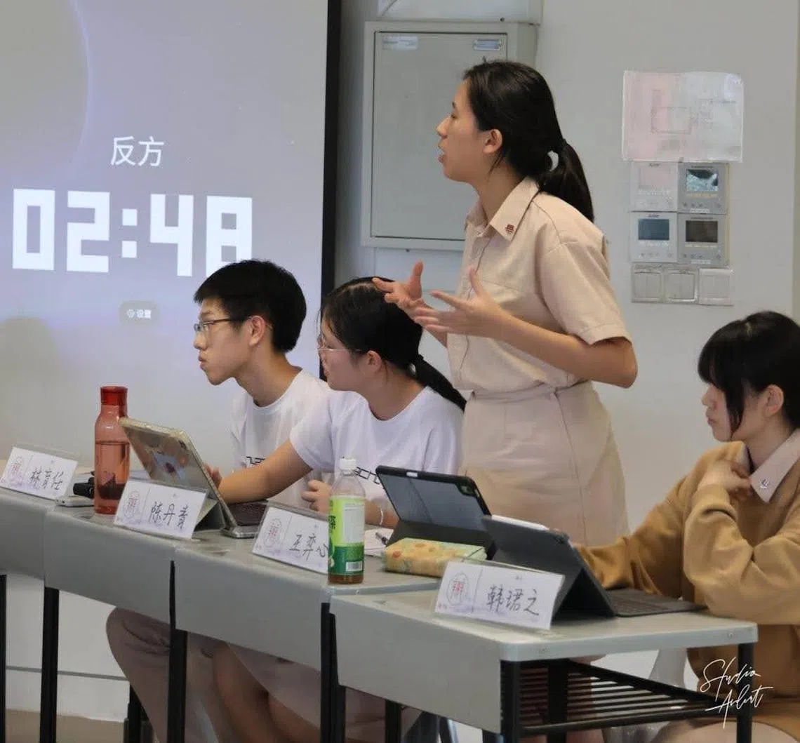 反方三辩王弈心在自由辩论环节指出对方的论证缺陷。（华侨中学高中部提供）