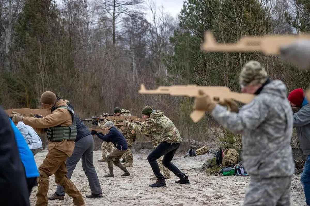 乌克兰领土防卫部队上周六（19日）在首都基辅郊区训练。（彭博社）
