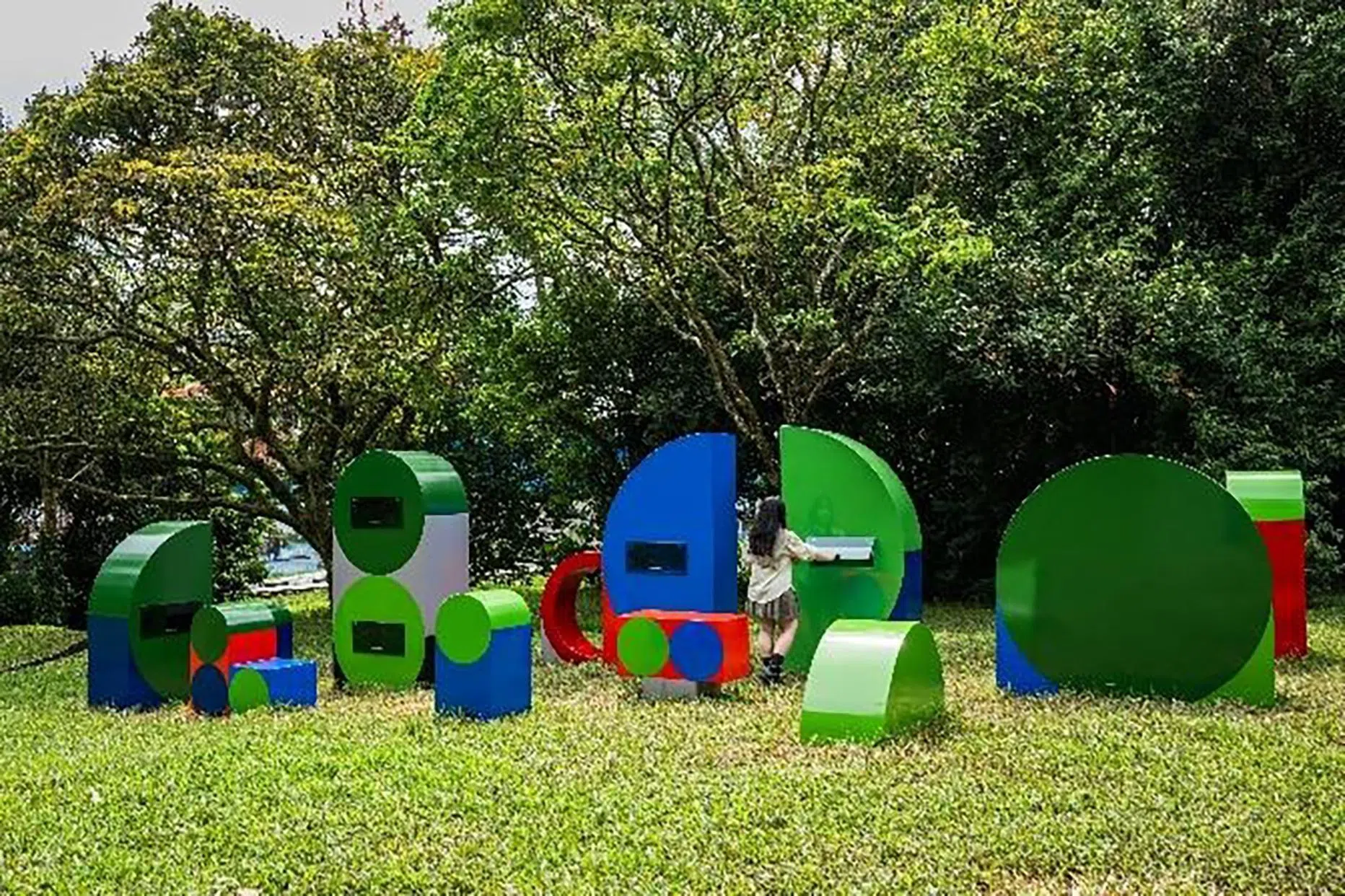 澳洲艺术家艾米丽·弗洛伊德在Blenheim Court前方空地上呈现装置《田野图书馆》。（新加坡美术馆提供）