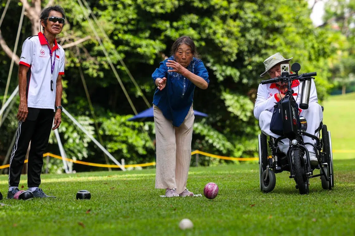 在4月19日的总统府开放日上，新加坡残疾人草地滚球总会向公众展示这项老少皆宜的运动。（林明顺摄）