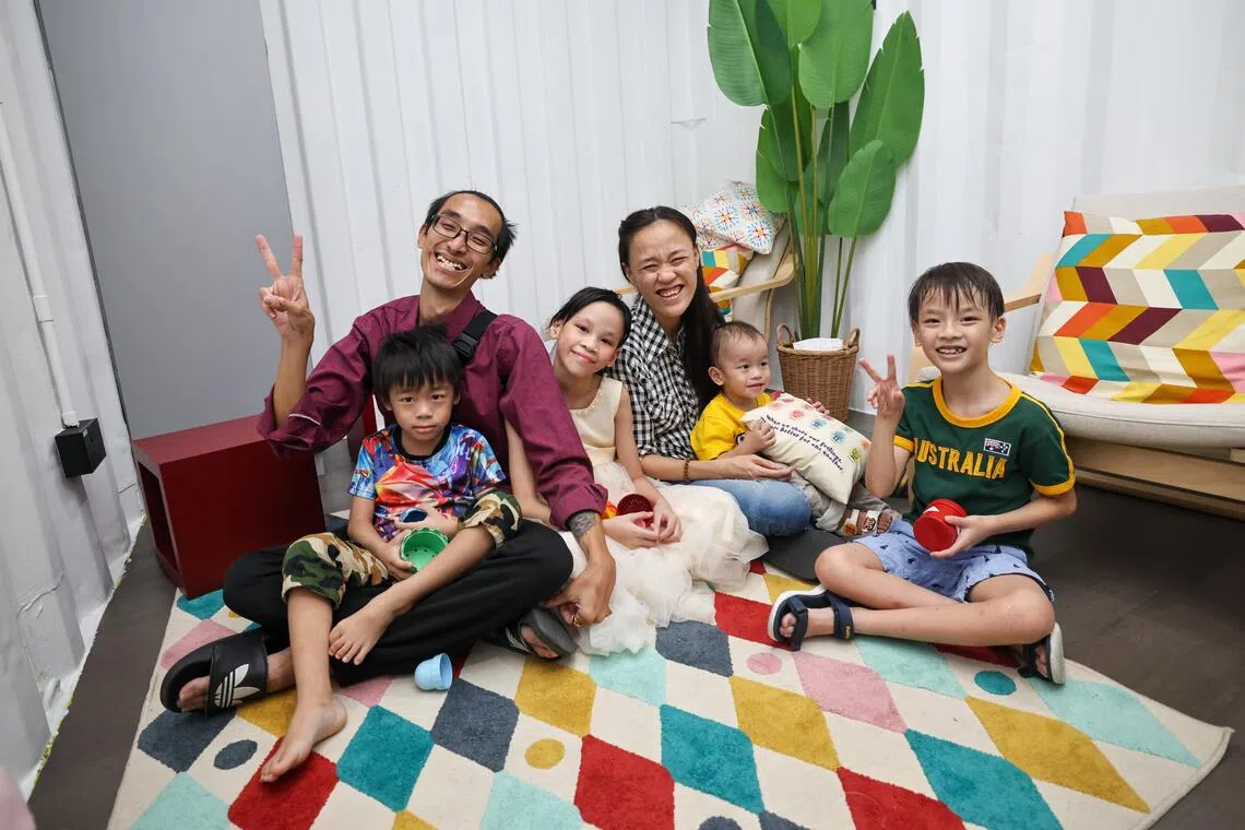 何莹玲（右三）与丈夫司德念（左二）育有四名子女司伟乐（左起）、司文玲、司伟恩和司伟德。何莹玲对长女司文玲到阳光小屋参加活动后，变得更有自信、学习方面也进步不少，感到欣慰。（陈渊庄摄）