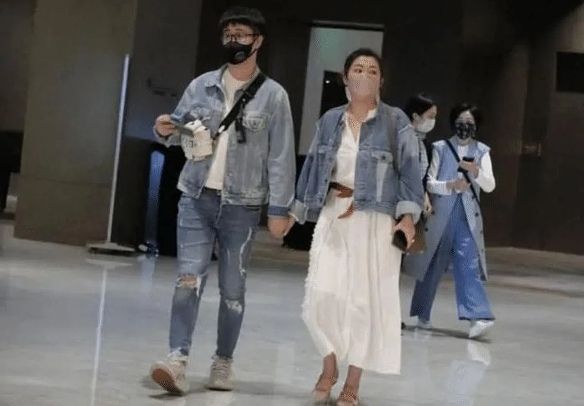 Selina和男友爱得甜蜜大方。（互联网）