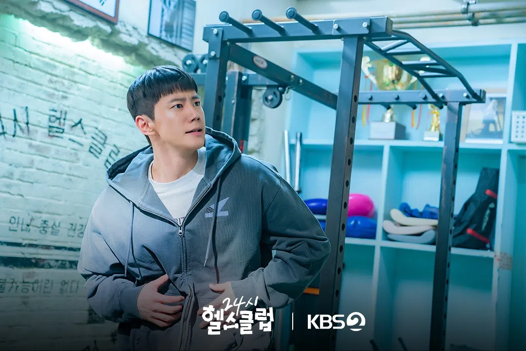 李濬荣在剧中甩掉帅气形象，经常摆出搞怪表情和夸张动作。（取自KBS Drama脸书）