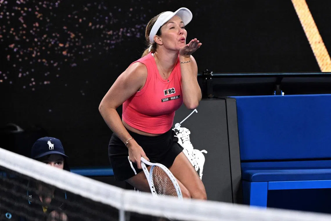 丹妮尔战胜澳洲球员德斯塔妮后，向爆出强烈嘘声的本土球迷送上飞吻。（法新社）