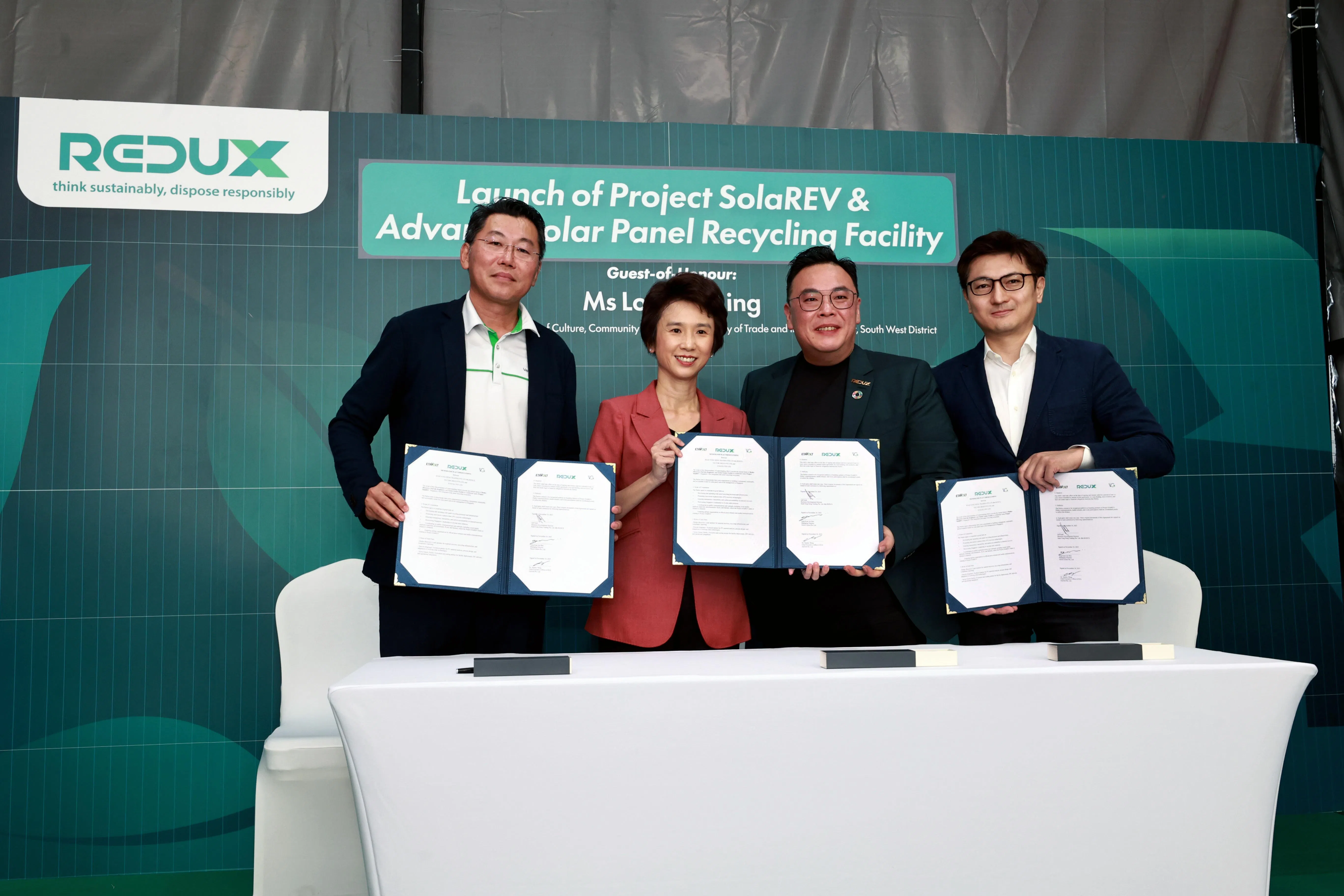 贸工部兼文化、社区及青年部高级政务部长刘燕玲（左二）星期一见证了光循新生项目的签约仪式。三个合作方代表是Redux业务发展董事谢粮有（右二）、以太伏联合创始人王彰楷博士（右一），和Vector Green执行董事丁建仁（左一）。（周国威摄）