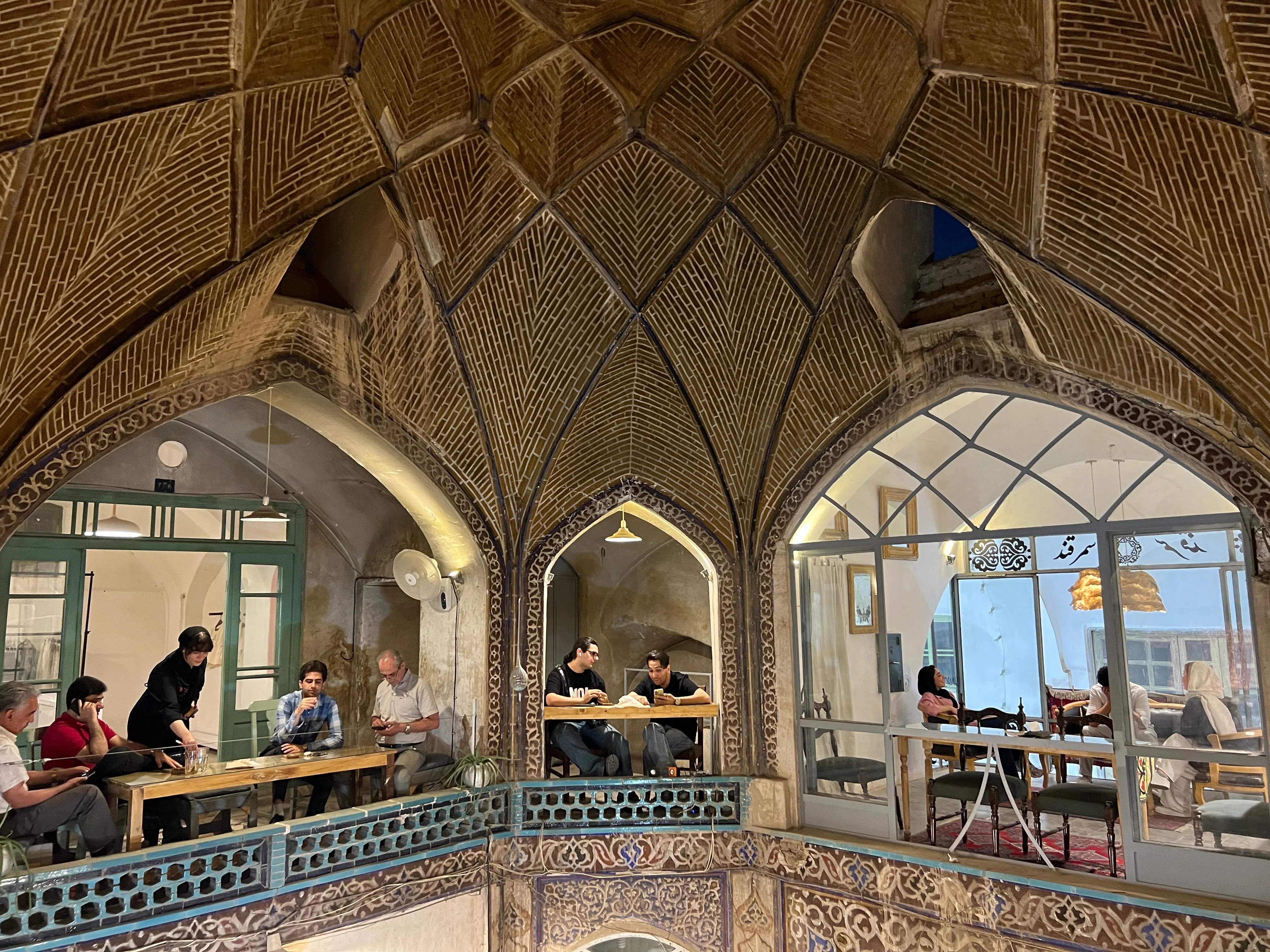 巴扎里有不少时髦的咖啡馆。（叶孝忠摄）