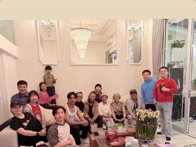 庞景峰（穿白色背心者）今年农历新年曾出席钱家家族团圆日，他的叔叔钱嘉乐（后排左一）、婶婶汤盈盈（前排左一）也有出席。（互联网）