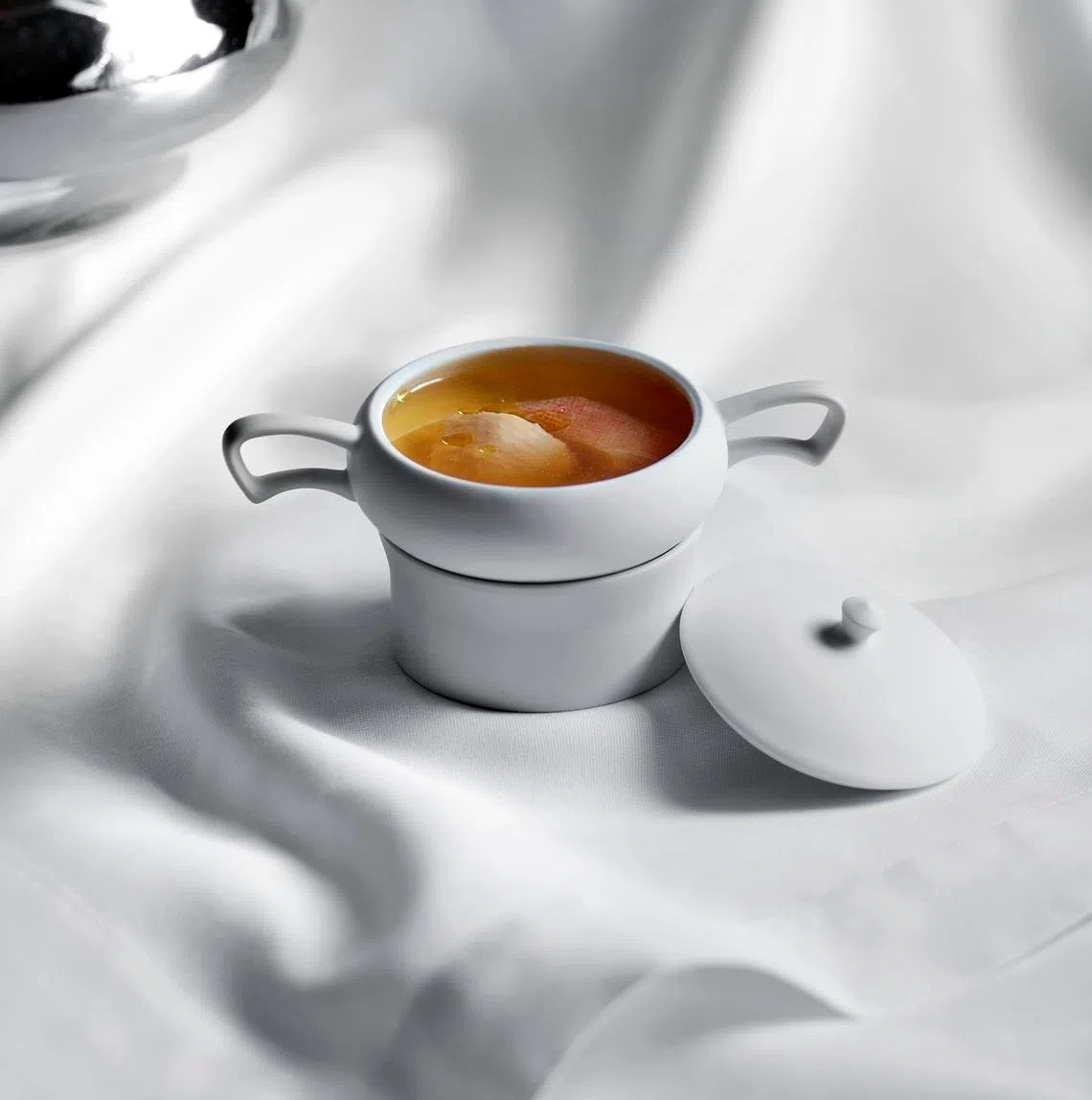 百年前深受欧洲贵族喜爱的鳖汤，经江振诚改以海参和鸡翅熬制，风味醇厚。（餐馆提供）