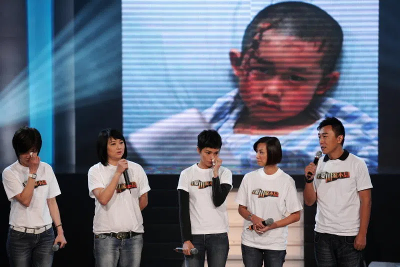 本地当年为中国汶川地震赈灾的义演“温情无国界，让爱川流不息”，由《联合早报》协办，郭亮（右起）难忘同台访问李锦梅、郑惠玉、陈莉萍和洪慧芳。（档案照）