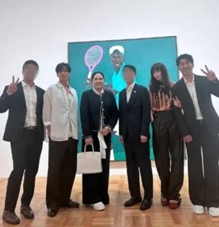 元斌（左二）和李奈映（右二）拍大合照时被其他人隔得老远。（取自朴仁妃Instagram）