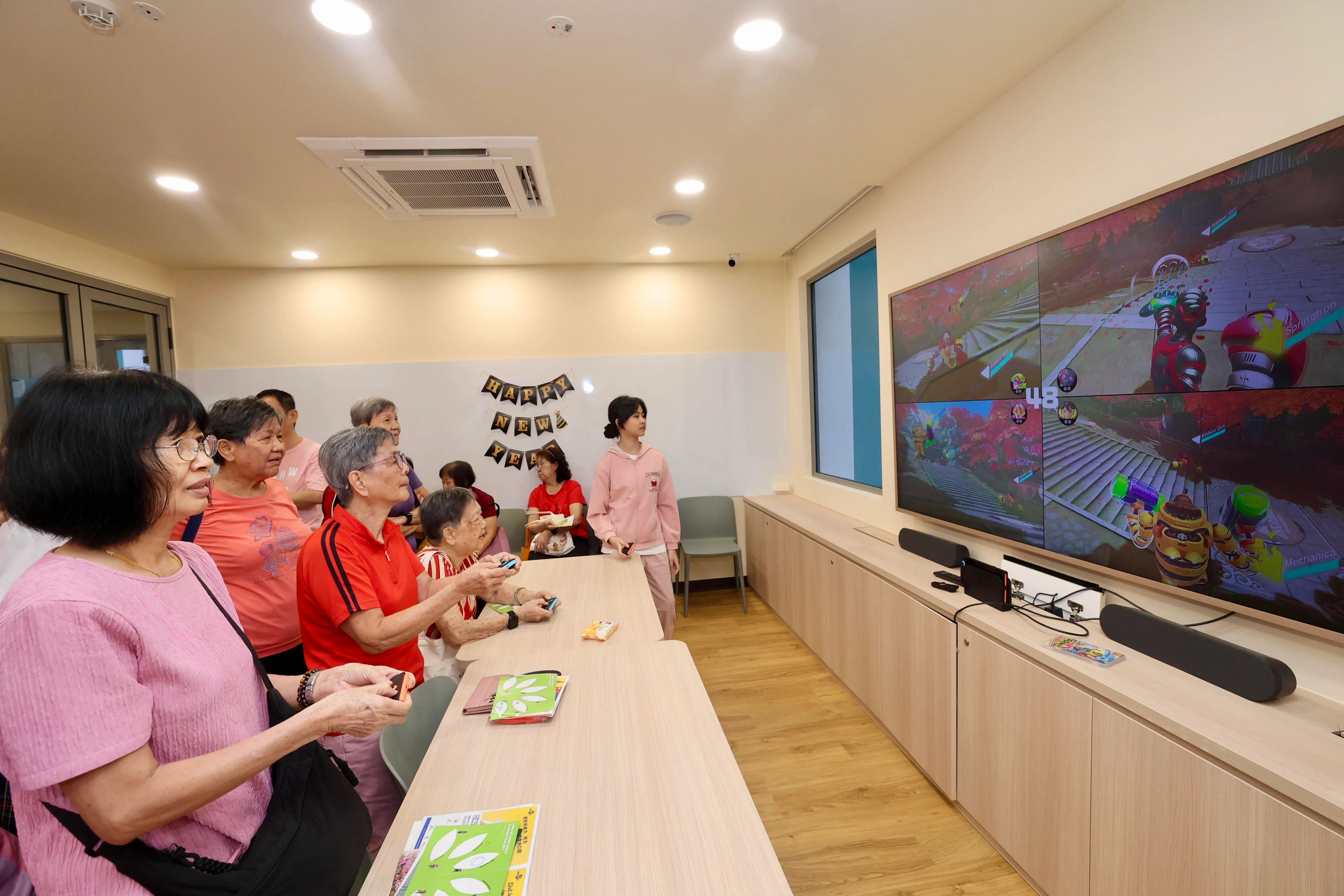 电玩游戏空间也有任天堂（Nintendo）Switch游戏，让年长者重拾玩游戏的乐趣，并与孙子或年轻人通过游戏互动。（邝启聪摄）