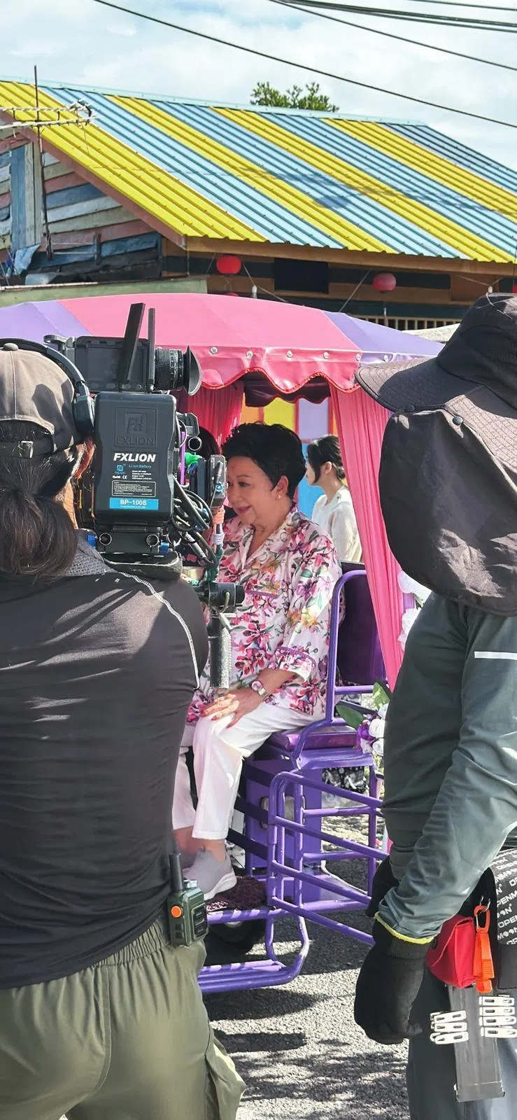 在马国拍摄一个月，薛家燕每天顶着大太阳开工，非常辛苦。（薛家燕提供）