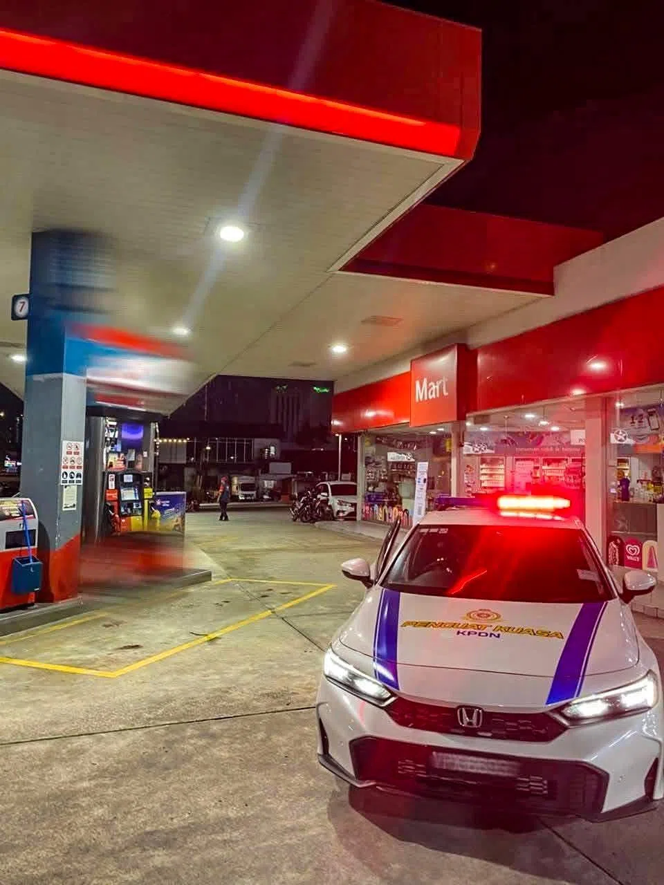 马来西亚4月1日起收紧管制，严禁外国注册车辆在境内购买RON95汽油后，柔佛州即加强在新山地区的油站巡查。（东方日报）