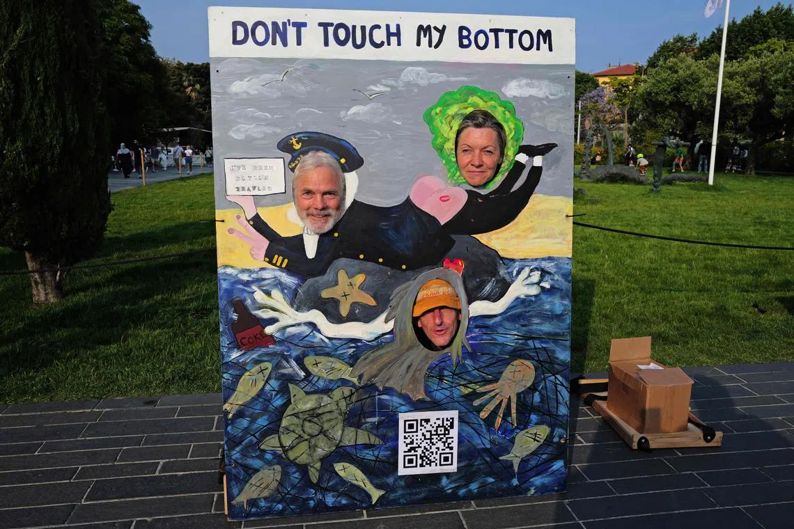 海洋维权组织成员星期一在法国尼斯举行的联合国海洋大会前夕举行示威活动，呼吁保护深海海床与生物多样性。（法新社）