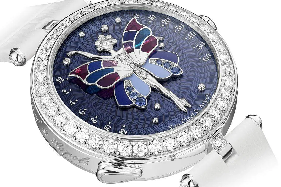 Lady Arpels Ballerine Enchantée白K金腕表上，舞伶的裙摆分别饰有内填珐琅、镶嵌蓝宝石与钻石。（品牌提供）