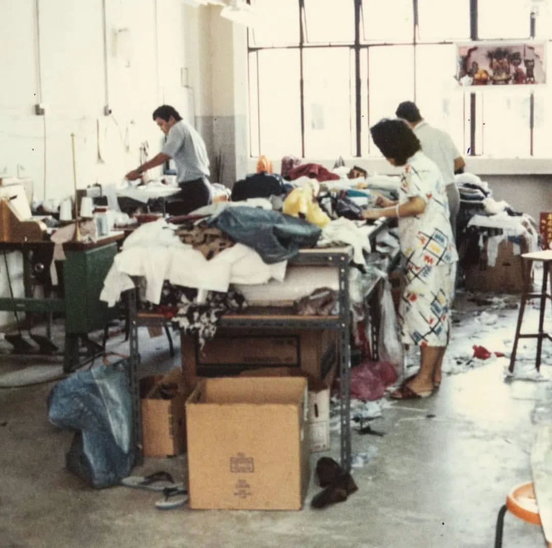 高晋扬从小泡在母亲的制衣厂玩耍、睡觉，还在那里和姐姐玩捉迷藏。（受访者提供）