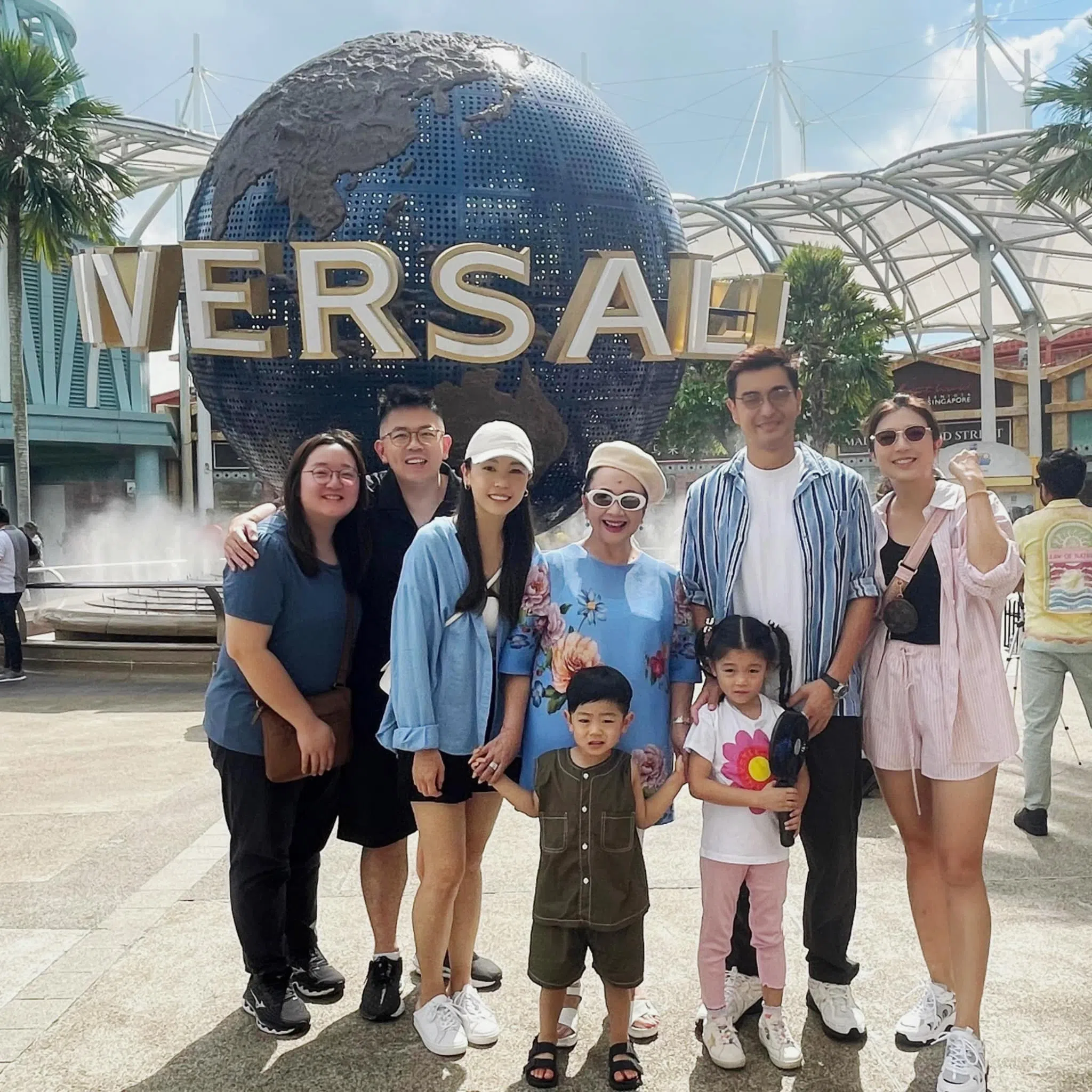 薛家燕（右三）与陈展鹏（右二）各带家人到环球影城游玩。（取自薛家燕脸书）