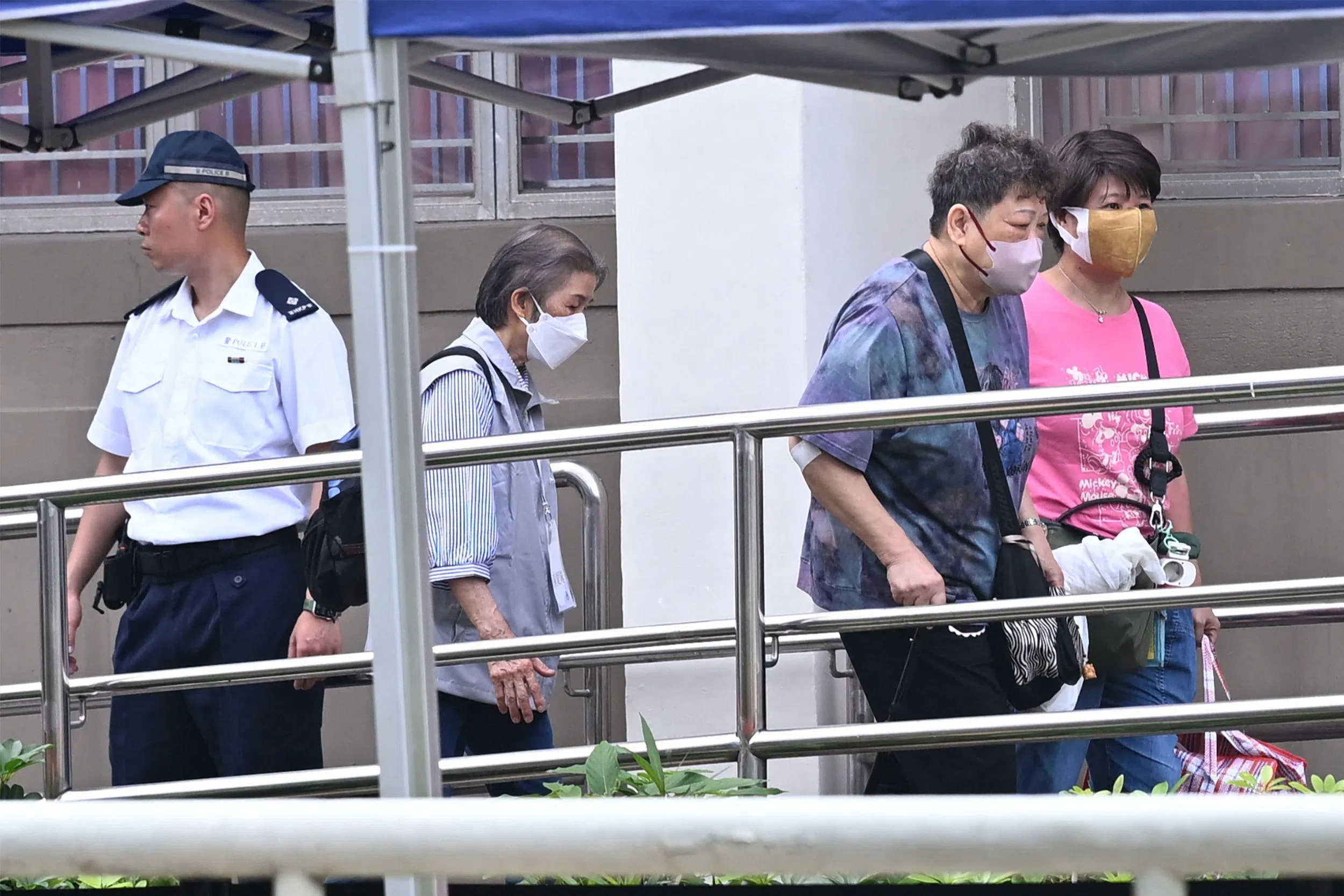 香港宏福苑一些居民星期一（4月20日）返回住所收拾取回物件。（法新社）