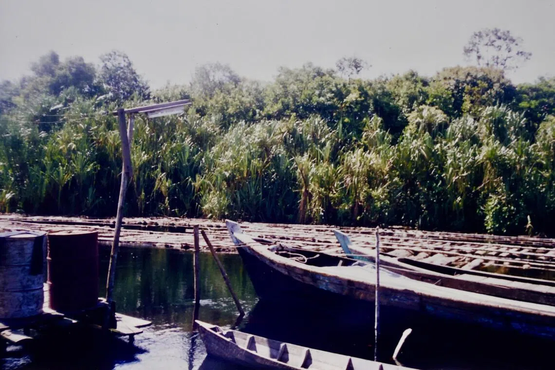 用来运送员工、物资和必需品往返望加丽岛的船只。（受访者提供）