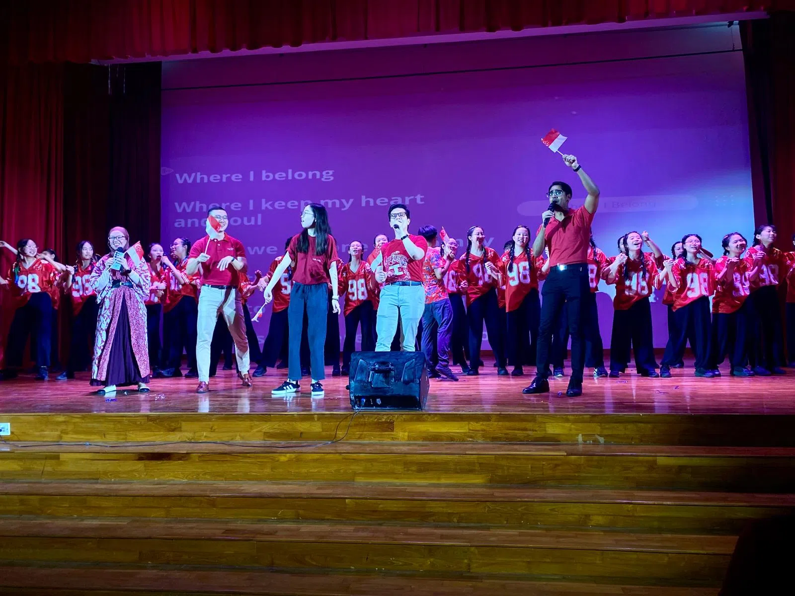 老师们演唱华语版的国庆歌曲《家》。（陈柏欣摄）