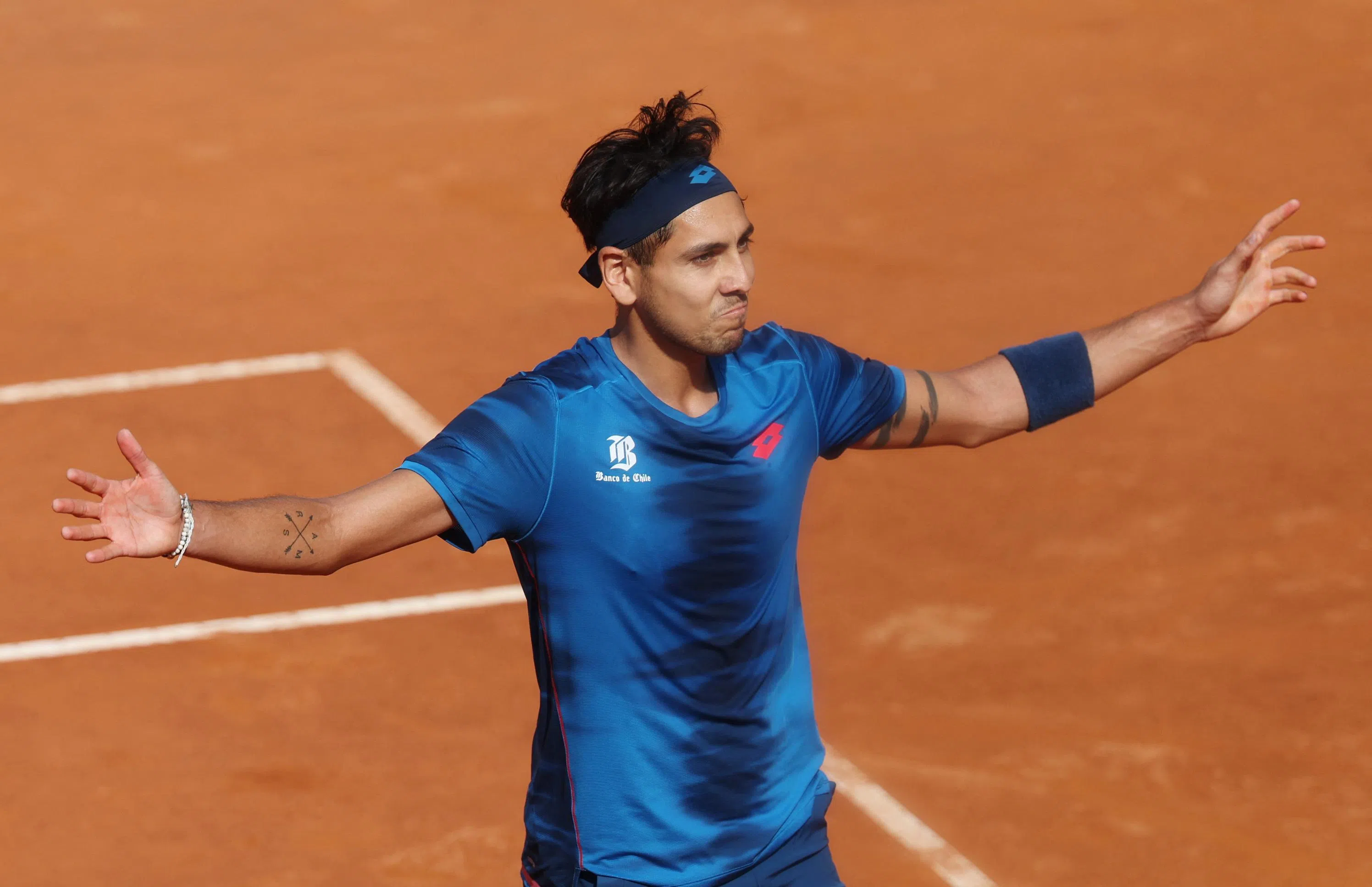 塔比洛庆祝自己闯入罗马公开赛四强。（路透社）